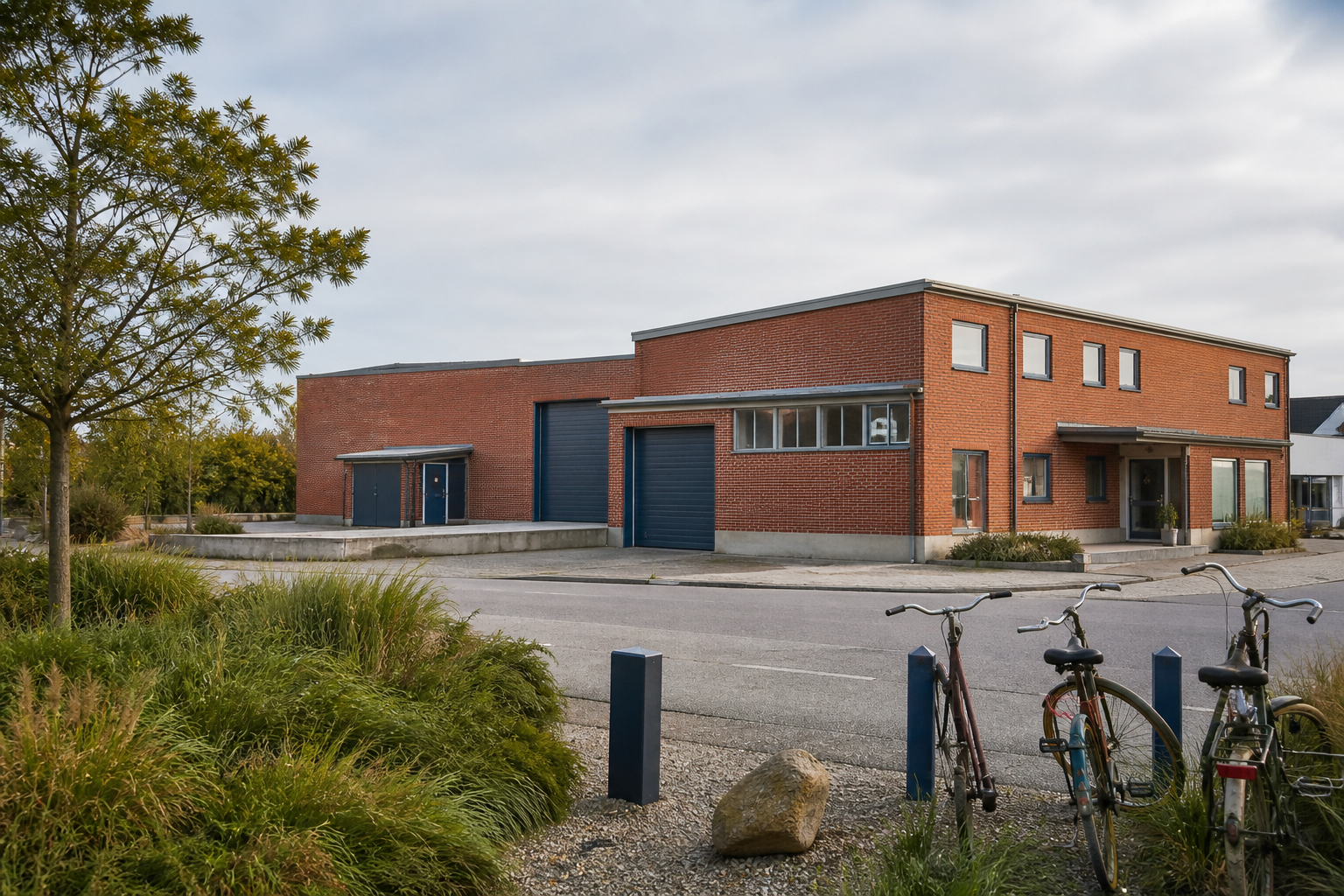 Mindre erhvervsbygning i et dansk bymiljø